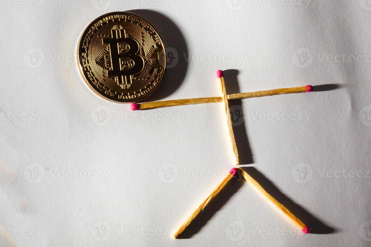 Bitcoin doré sur fond blanc isoler le concept de petit homme minier photo