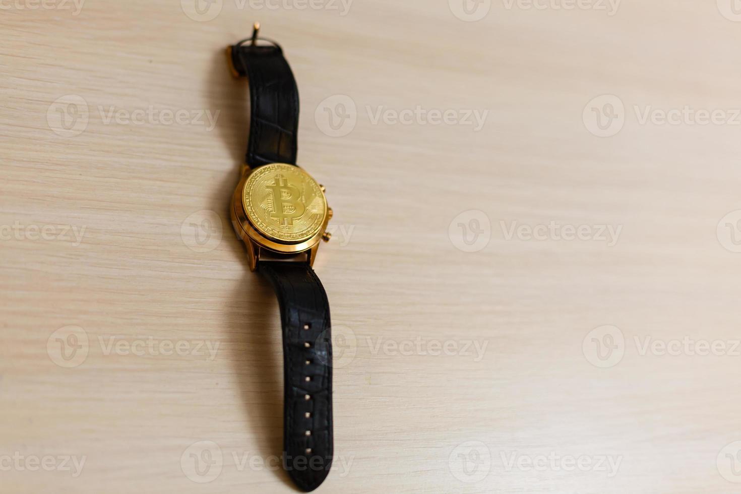 concept de bitcoin et de temps bitcoin sous la forme d'un cadran d'horloge photo