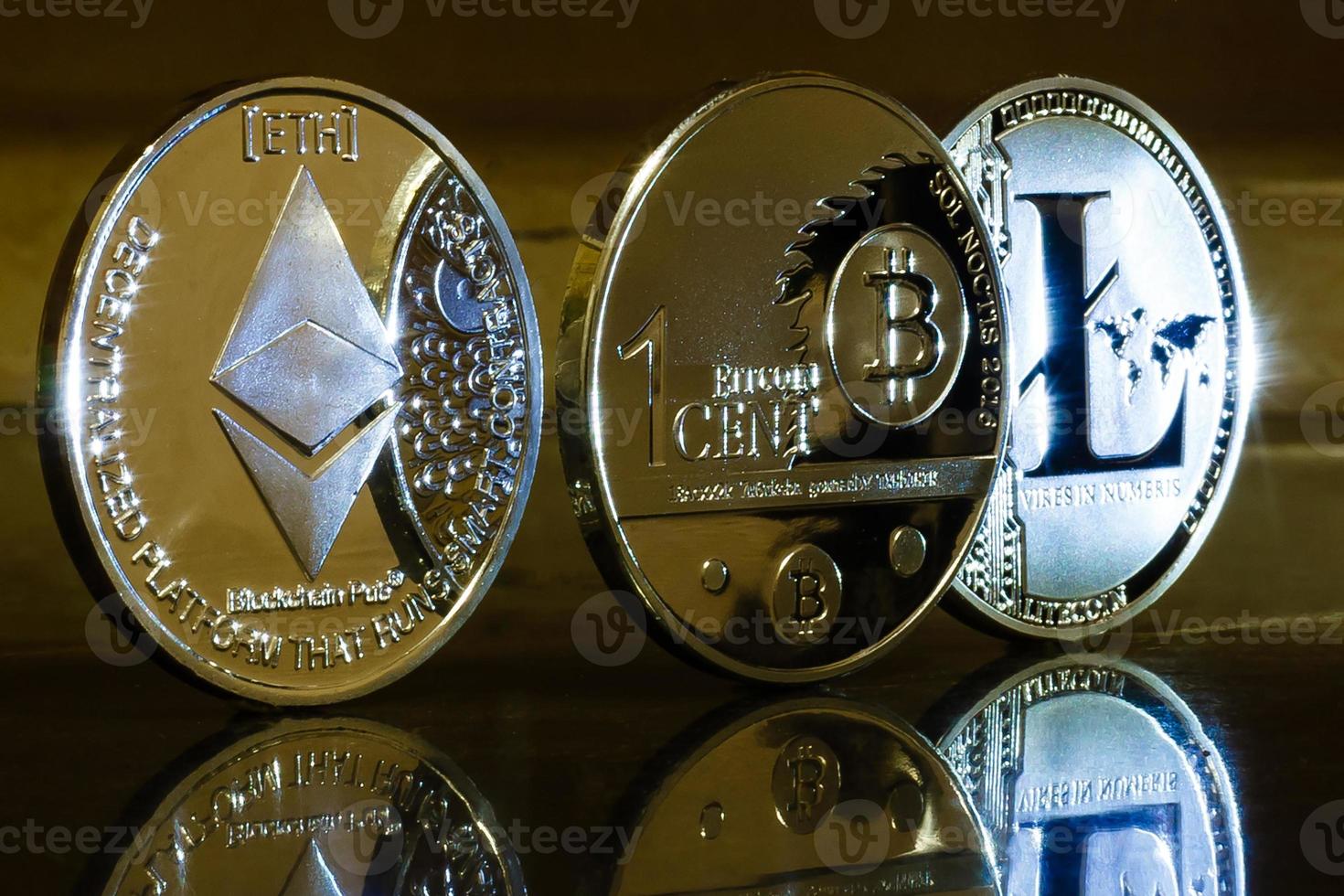 Cryptocurrencys ethereum bitcoin litecoin et monticule d'or image de concept d'entreprise photo