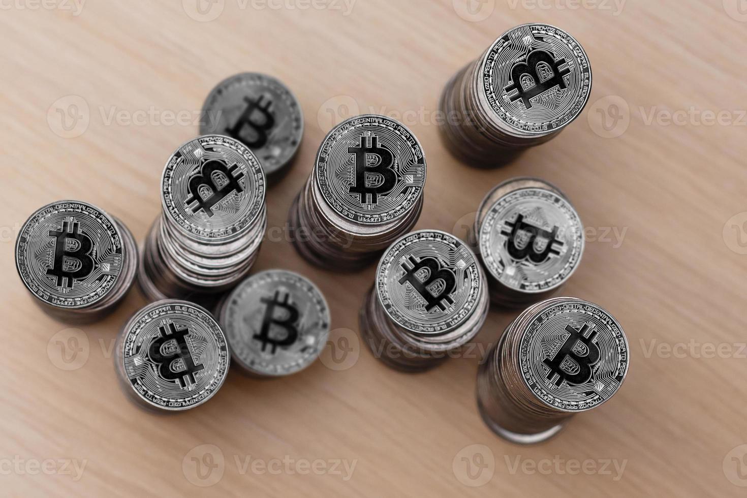 sur fond blanc se trouvent des pièces d'argent d'une crypto-monnaie numérique litecoin et bitcoin en pyramide d'argent photo