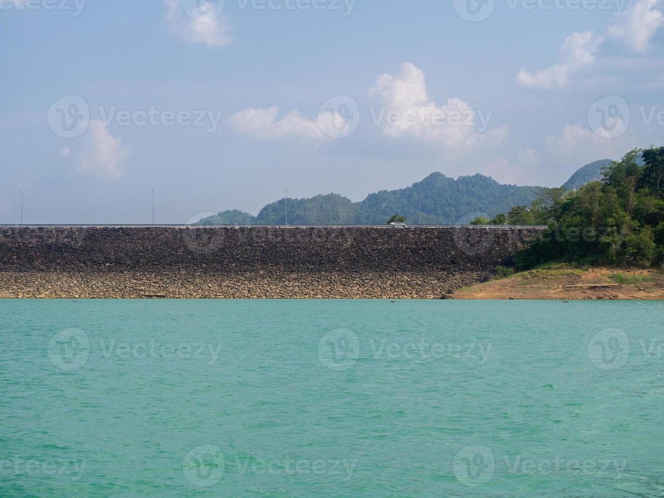 barrage de cheow lan parc national de khao sok, thaïlande photo