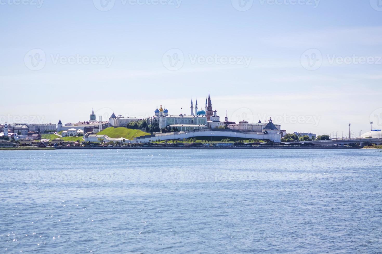 vue sur le kremlin de kazan par une journée d'été ensoleillée photo