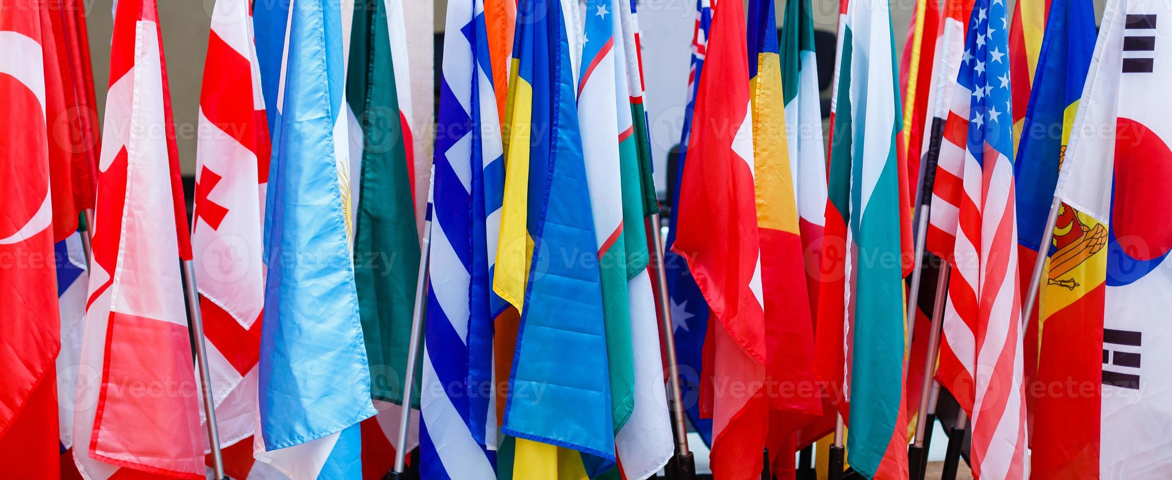 drapeaux internationaux d'affilée. photo