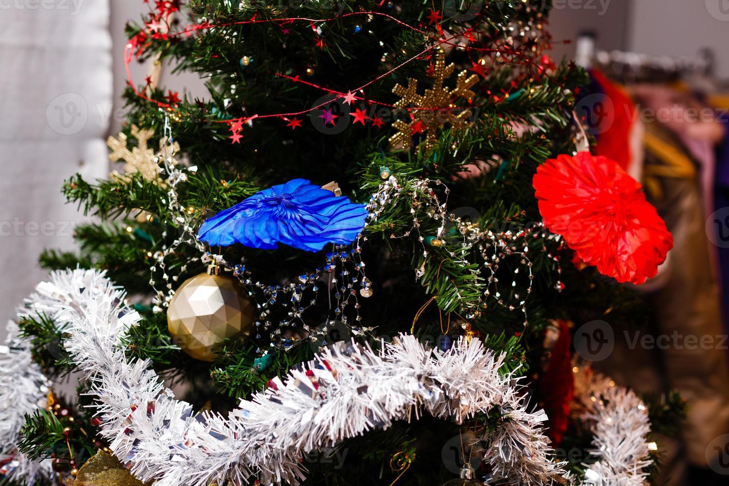 vue rapprochée du magnifique arbre de Noël décoré photo