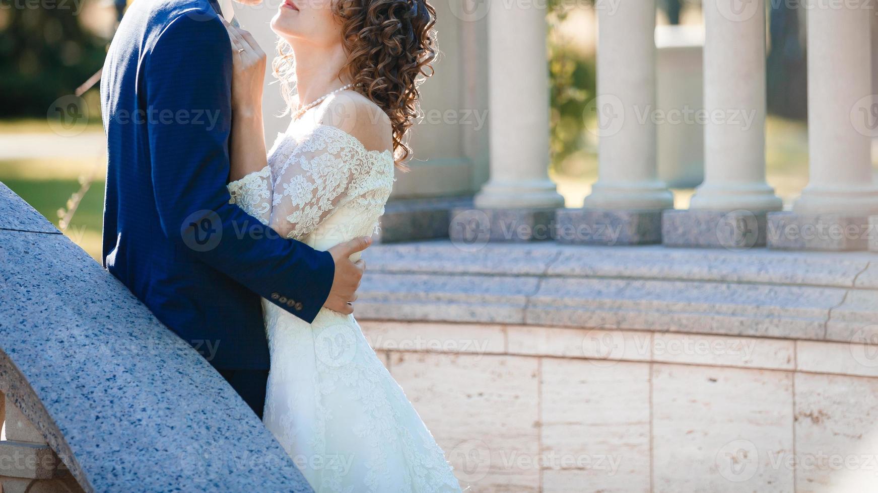 mariée et le marié au jour du mariage marchant à l'extérieur sur le printemps nature couple marié heureux jeunes mariés photo