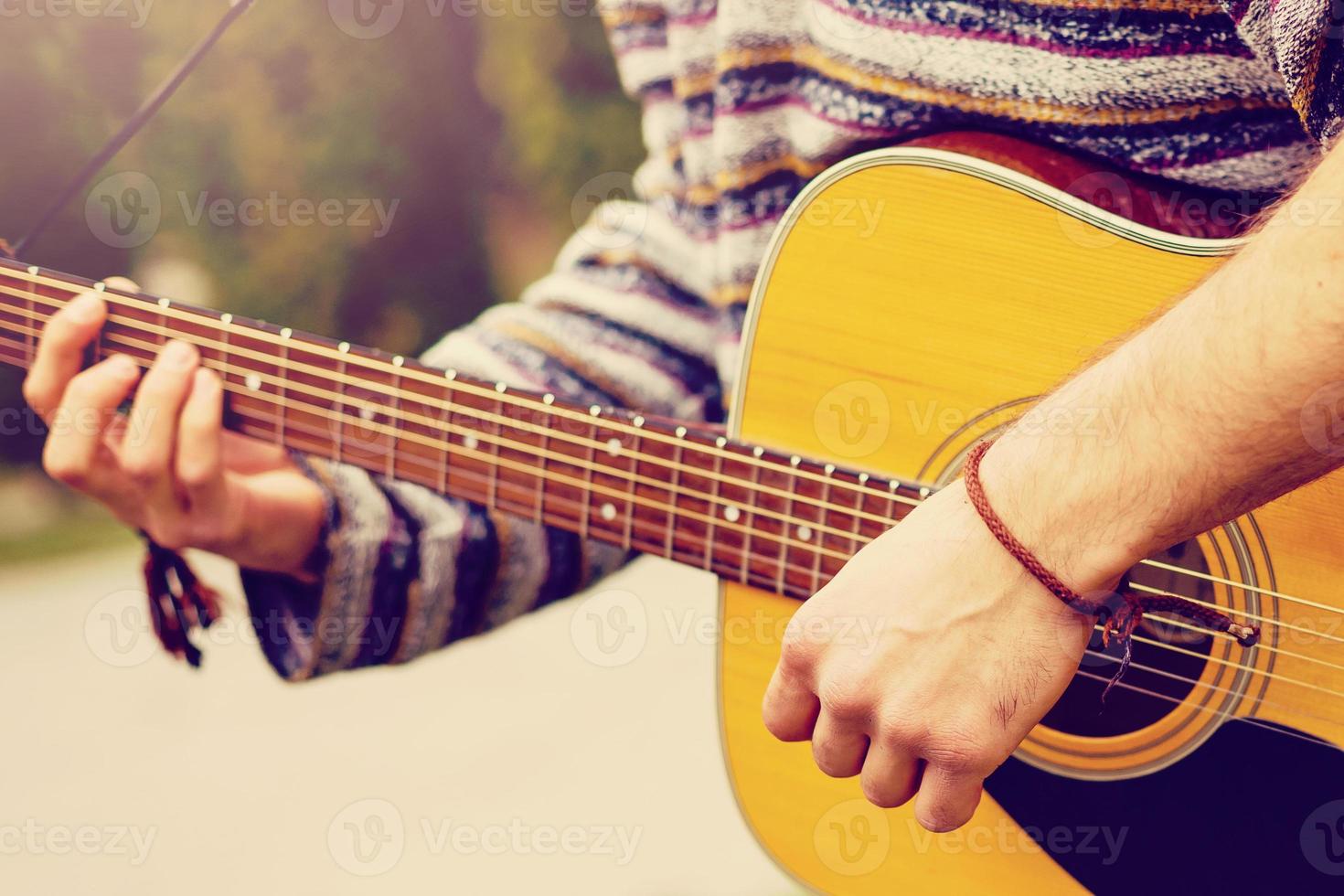 Un Vieil Homme Cool Qui Joue De La Guitare électrique Photo stock