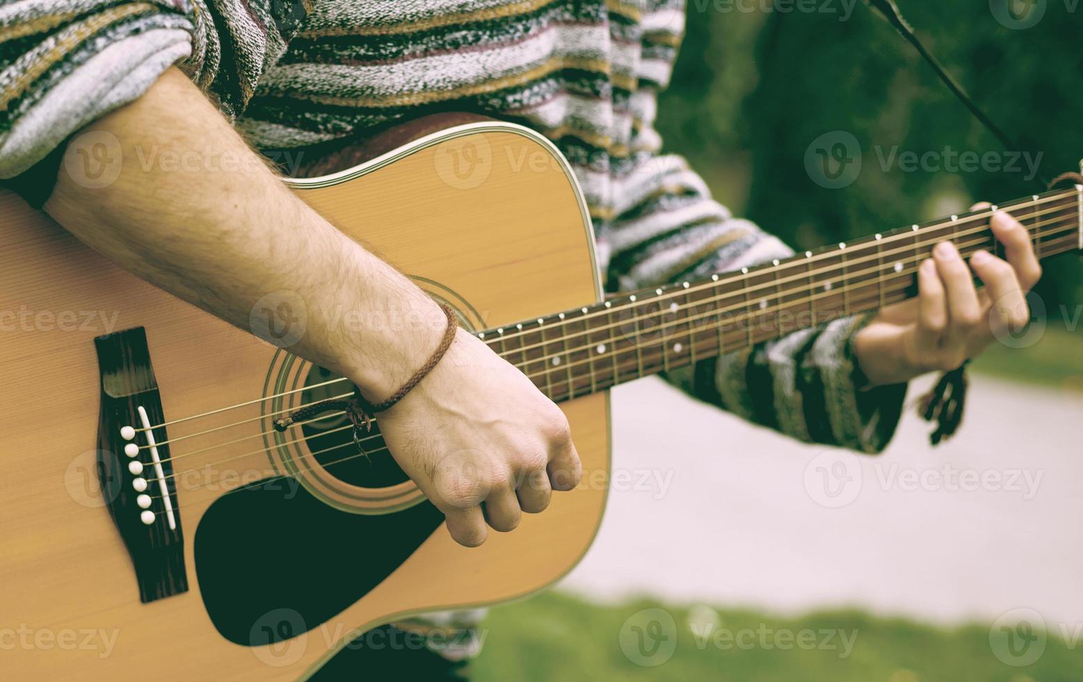 L'homme Joue De La Guitare Acoustique Et Chante Debout Capot De La