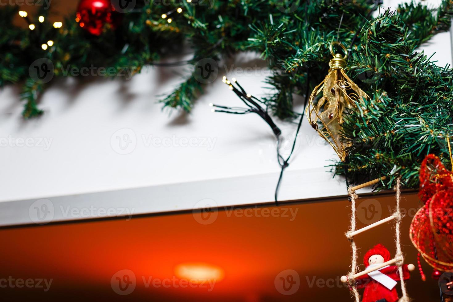 poupée de chiffon ange de noël suspendu. au milieu d'un bougeoir festif avec des bougies. célébration du nouvel an et de noël à la maison photo