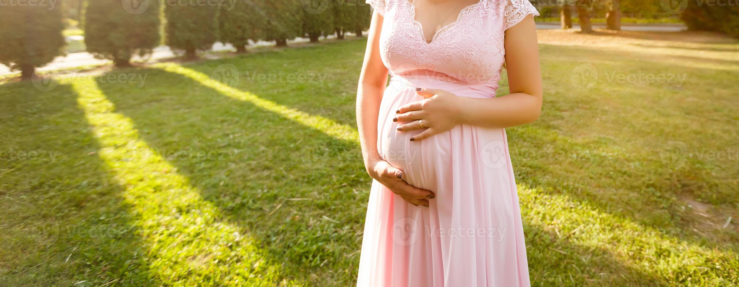 silhouette de femme enceinte au coucher du soleil photo