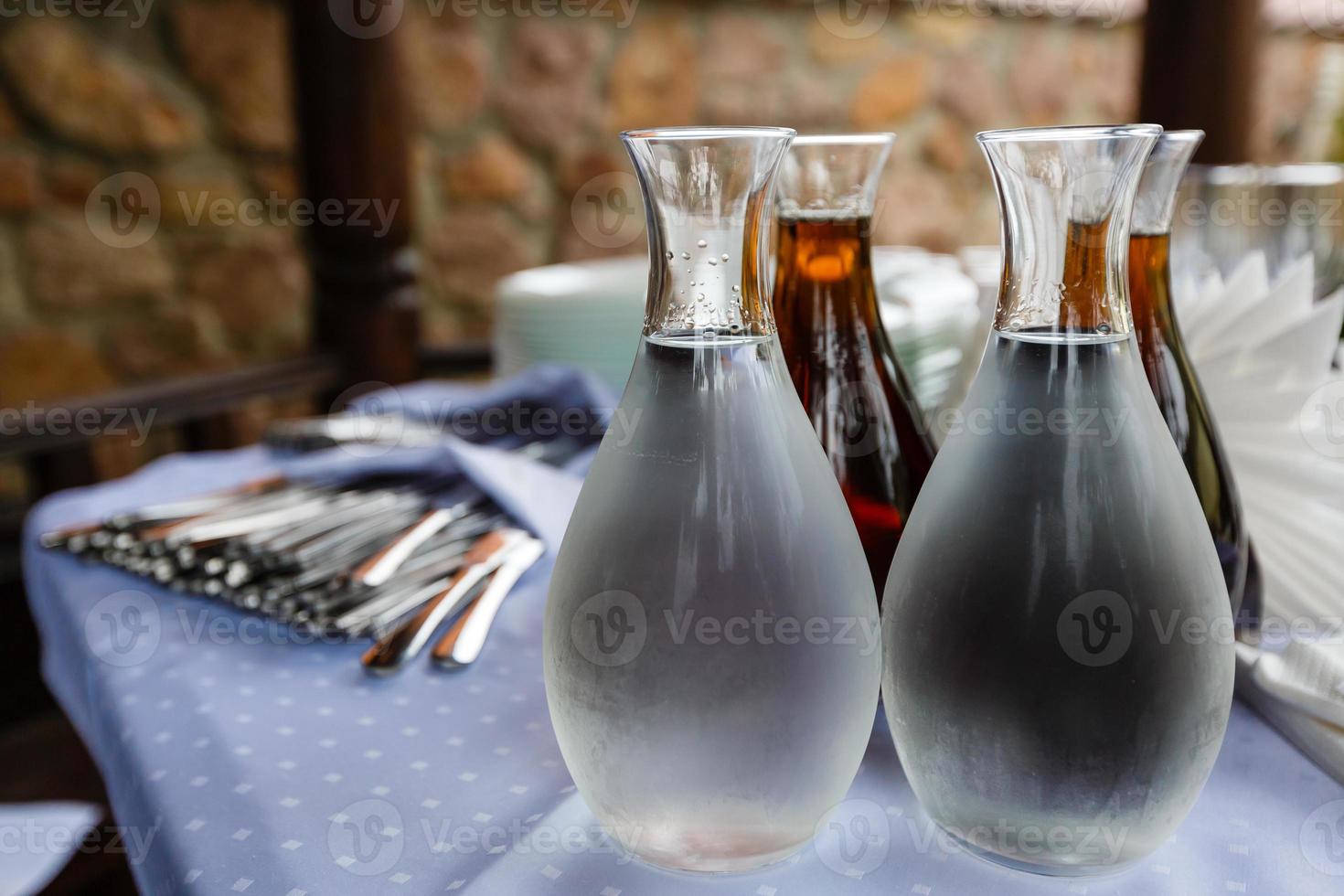 carafes avec vodka et vin sur la table photo