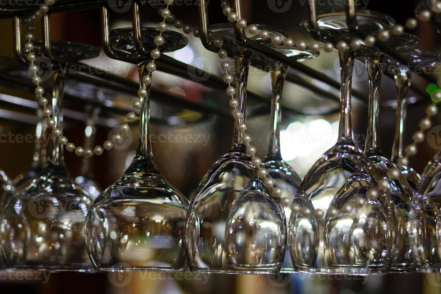 verres vides pour le vin au-dessus d'un rack de bar photo