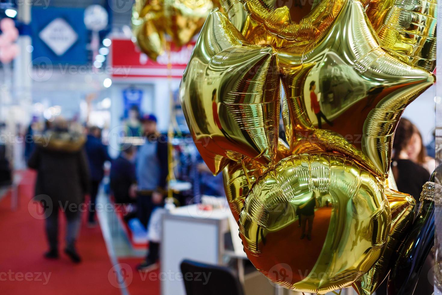 Ballon D'hélium En Forme De Coeur Rouge Isolé Sur Fond Blanc Avec Des  Cordes, Saint-valentin, Fête Des Mères, Concept De Conception De Fête  D'anniversaire. Chemin De Détourage.