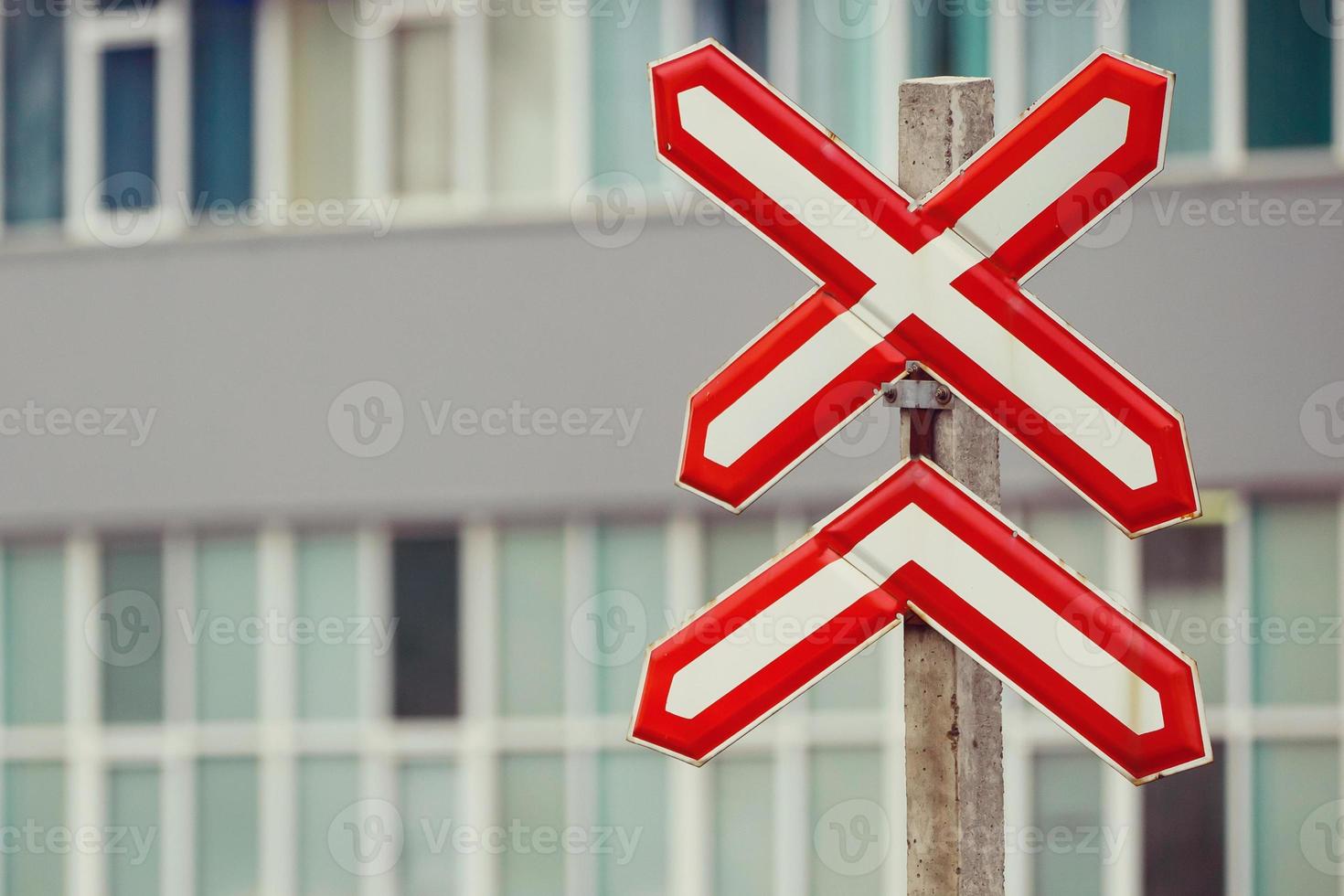 panneau de chemin de fer blanc rouge photo