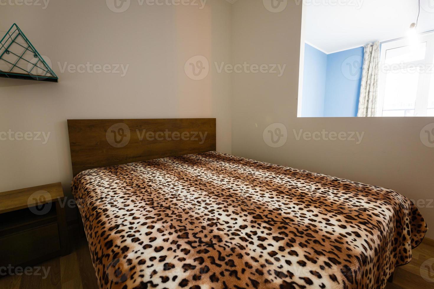 chambre aux tons doux avec oreillers de literie ivoire et chambre à couverture orange décorée d'osier photo