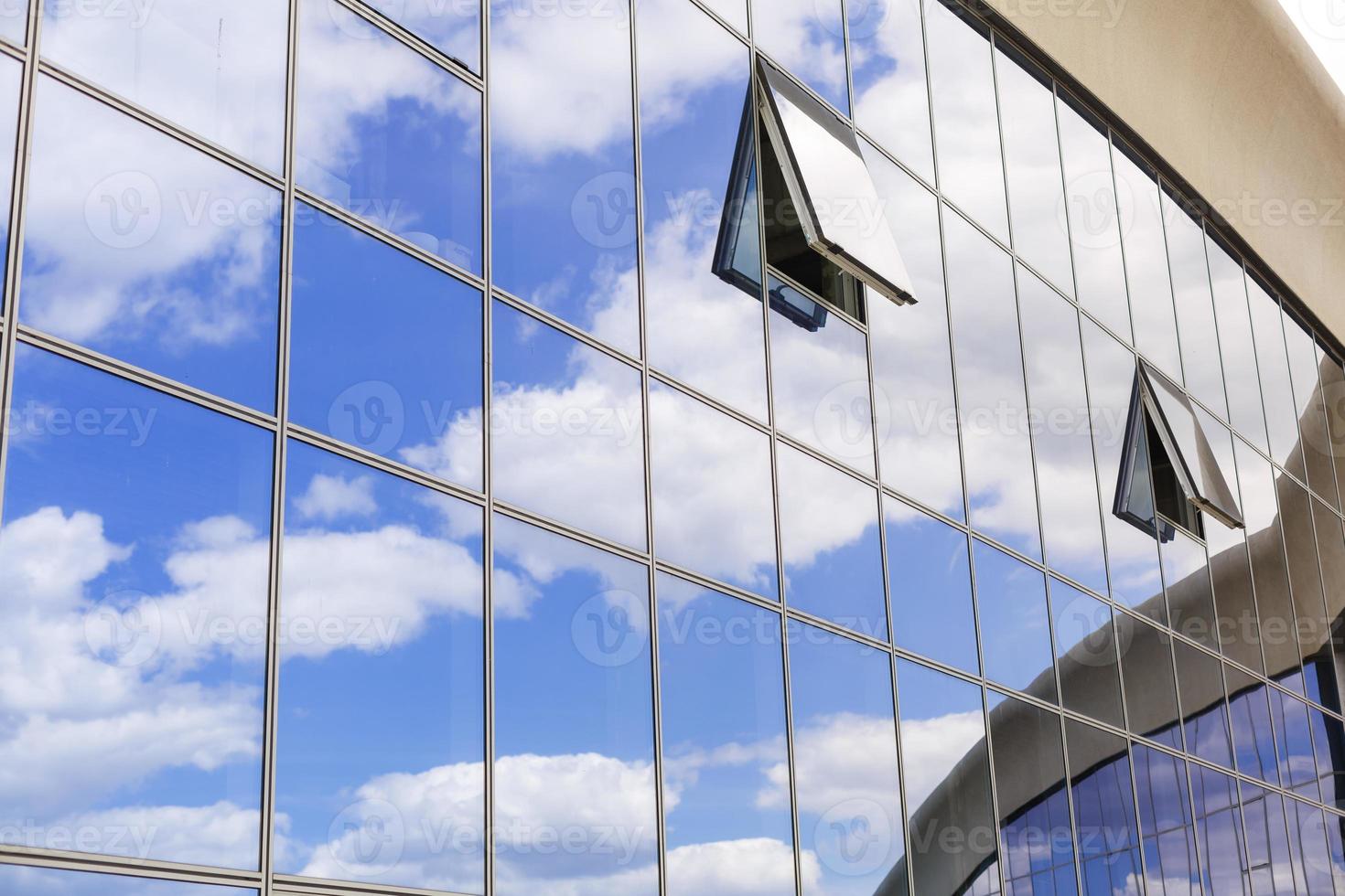 mur de verre bleu moderne de l'immeuble de bureaux gratte-ciel en gros plan photo