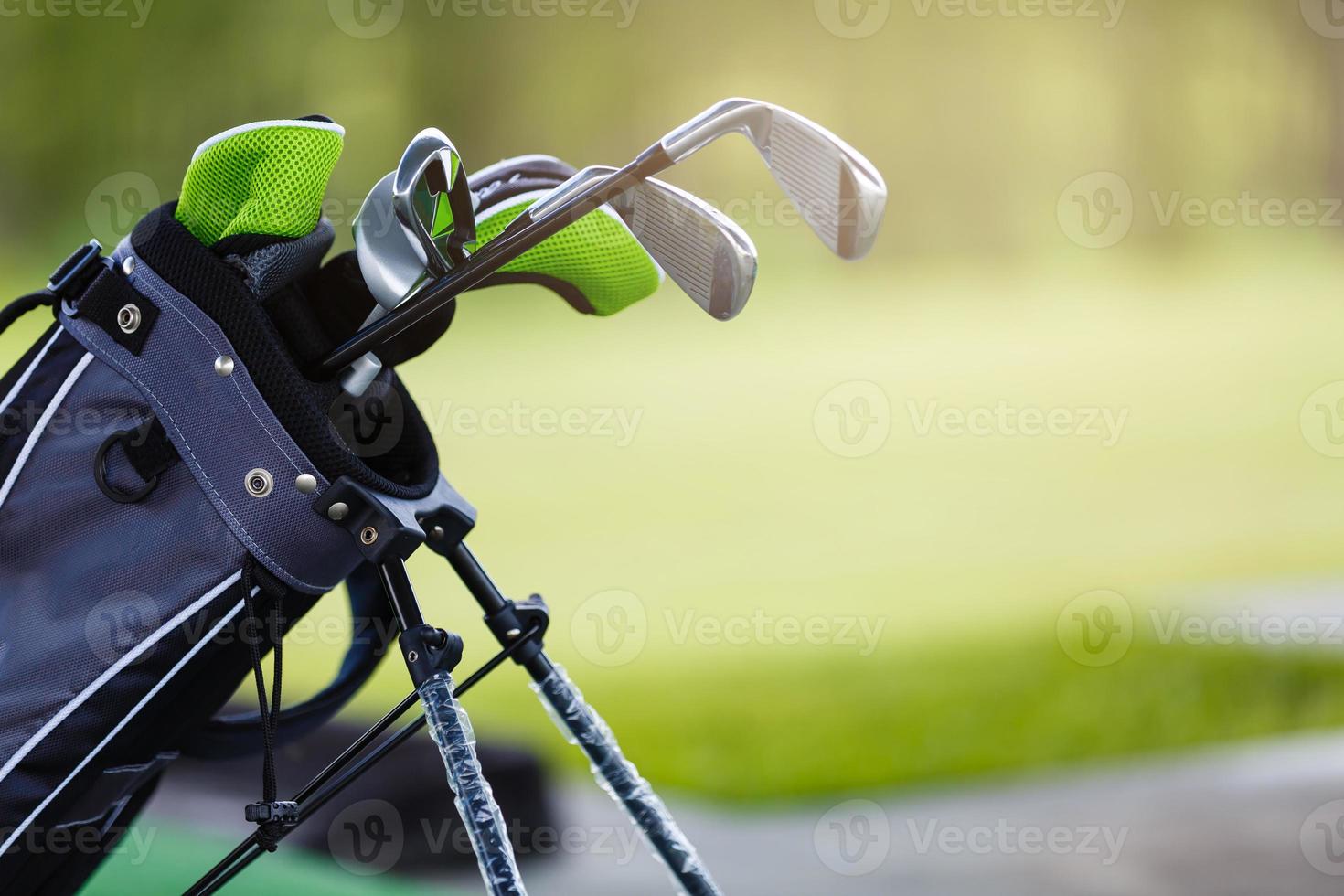 clubs de golf dans un complexe de golf. ensemble de clubs de golf photo