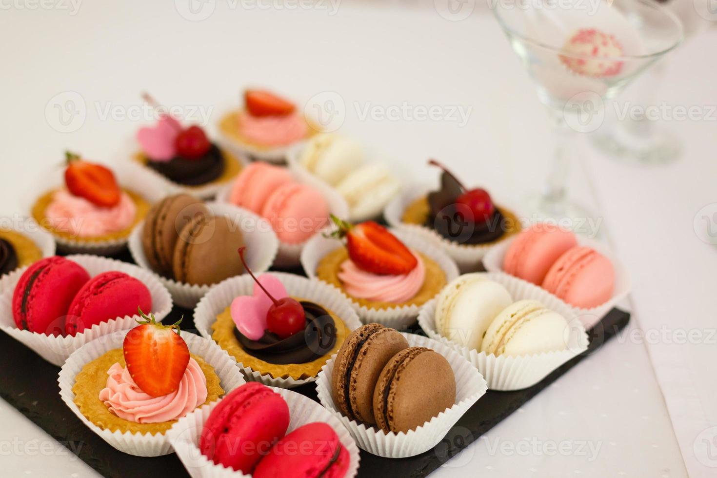 macaroni français sur une assiette - macarons, tournage réalisé avec une petite profondeur de champ photo