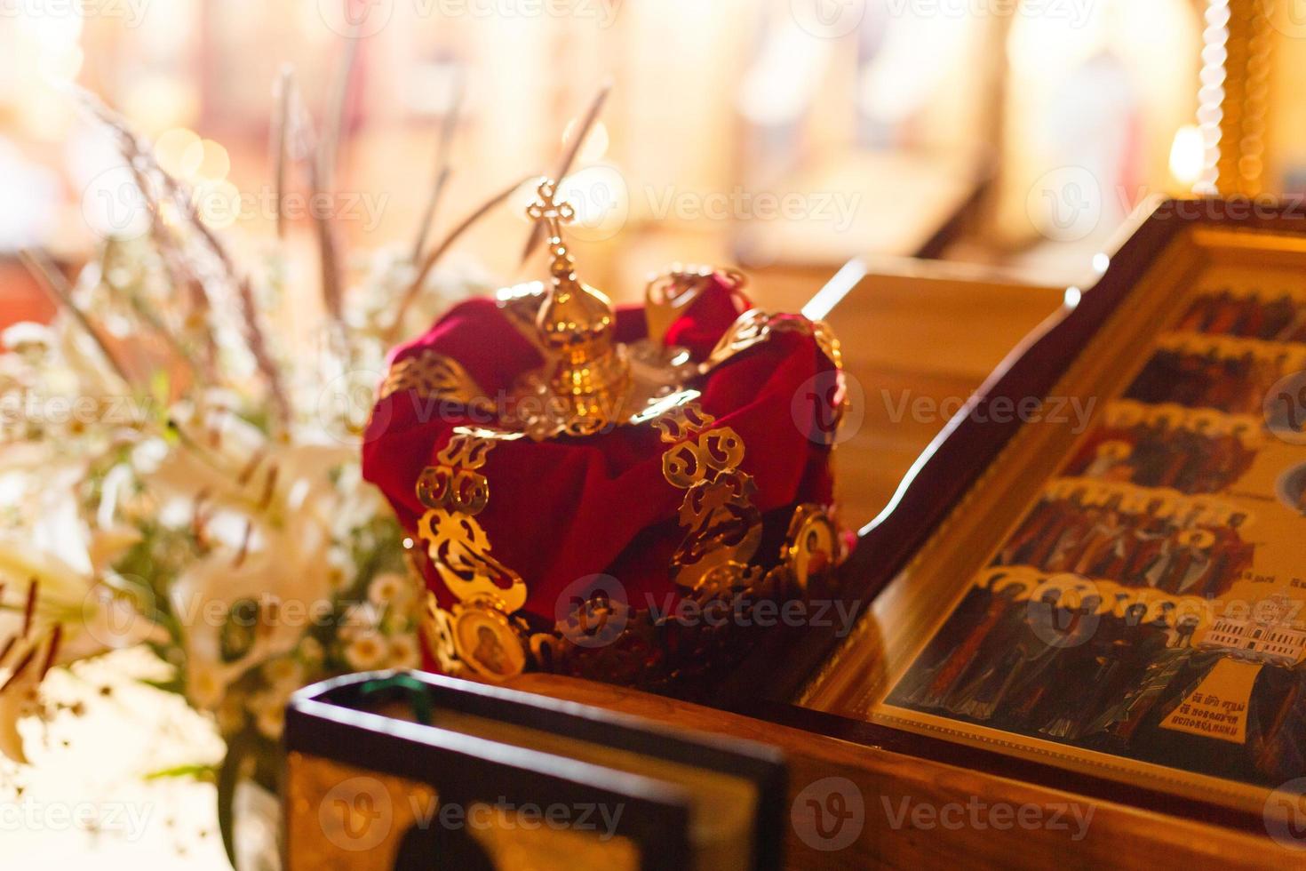 couronne pour mariage à l'église orthodoxe photo