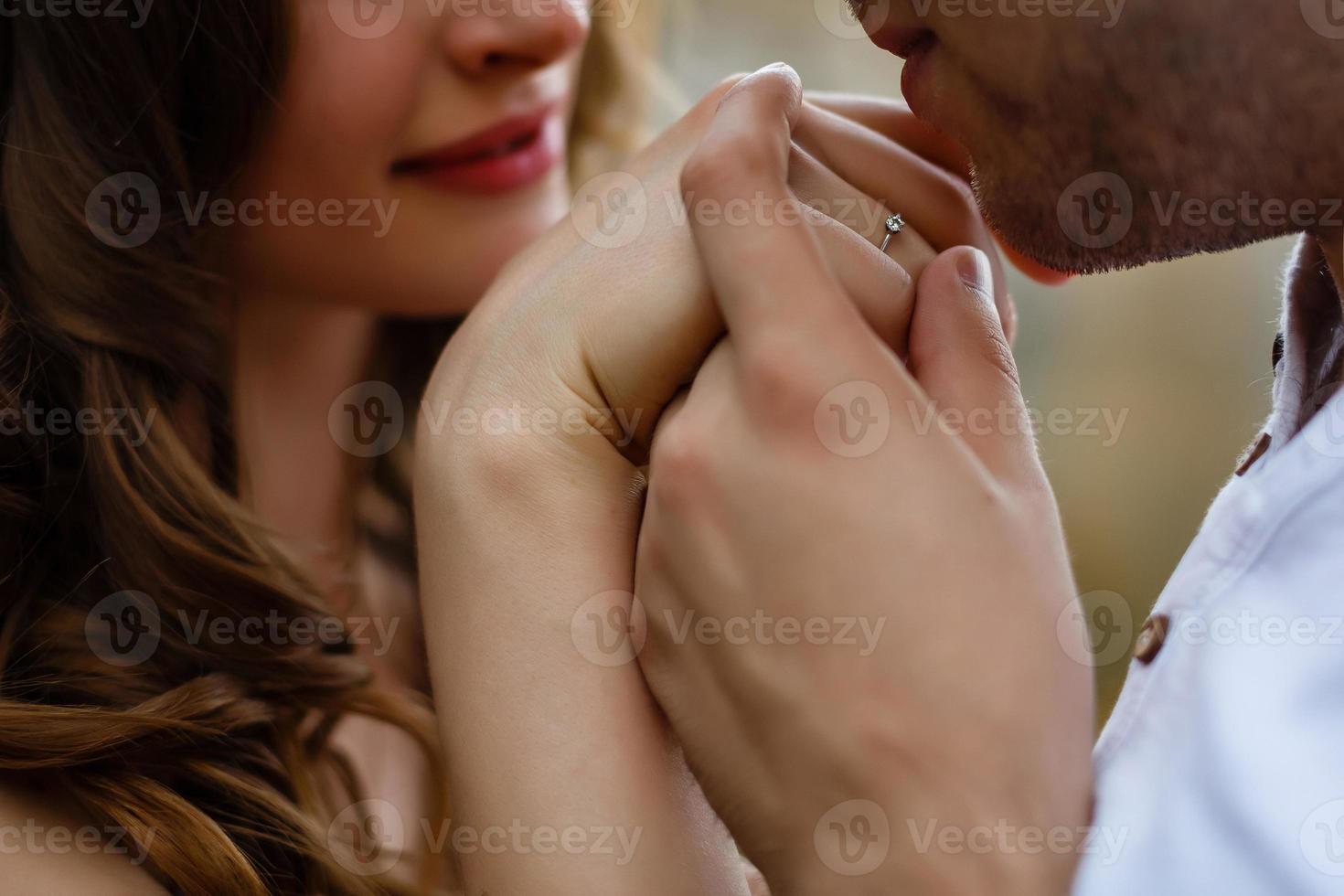 homme embrassant la main d'une femme photo