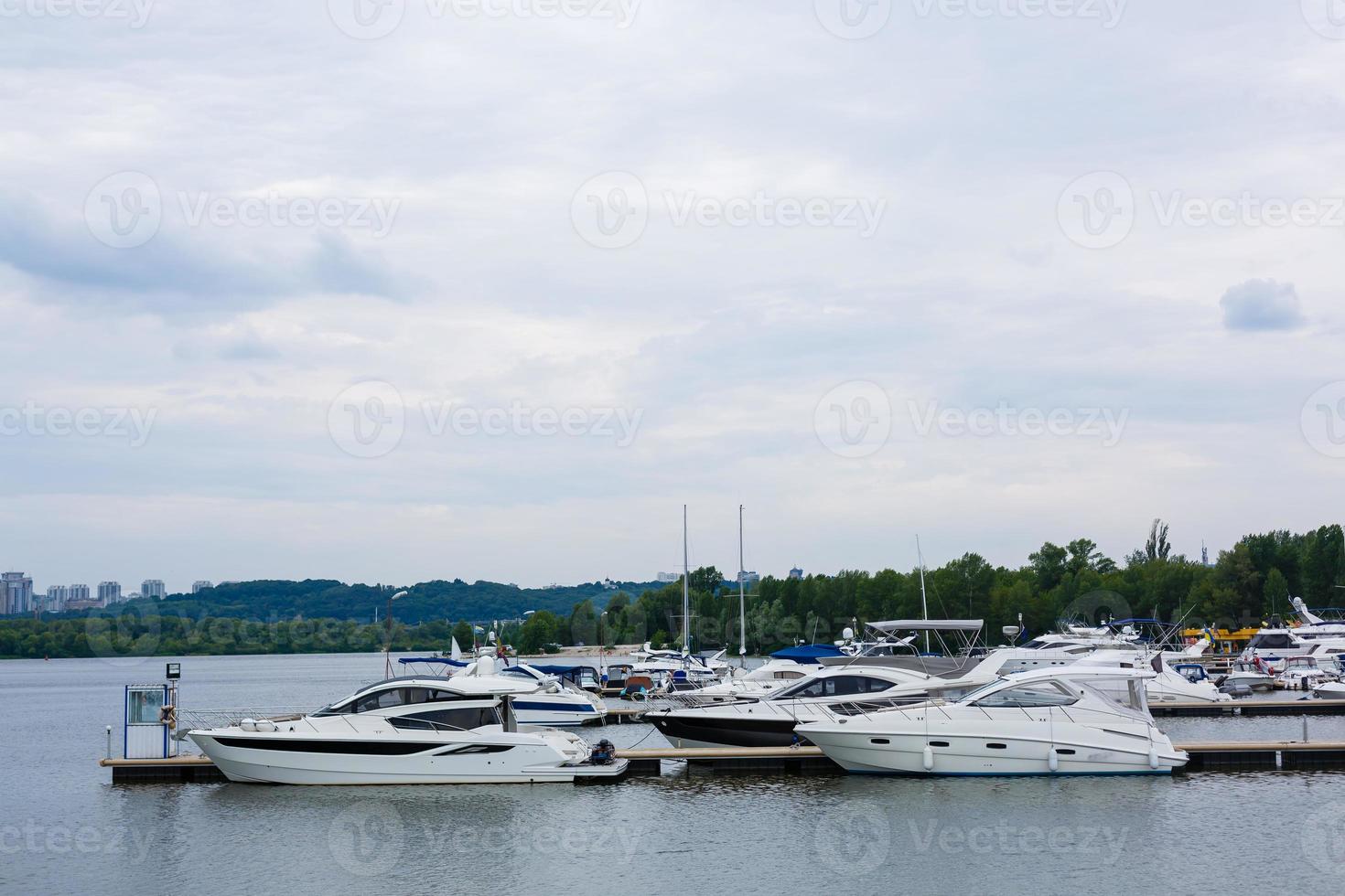 bateaux ancrés sur la rive du fleuve, de l'autre côté du fleuve maisons d'habitation, large fleuve, aire de repos photo