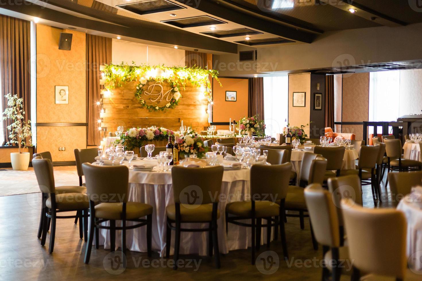 salle de réception de mariage à l'intérieur avec décor, mise au point sélective sur les fleurs photo