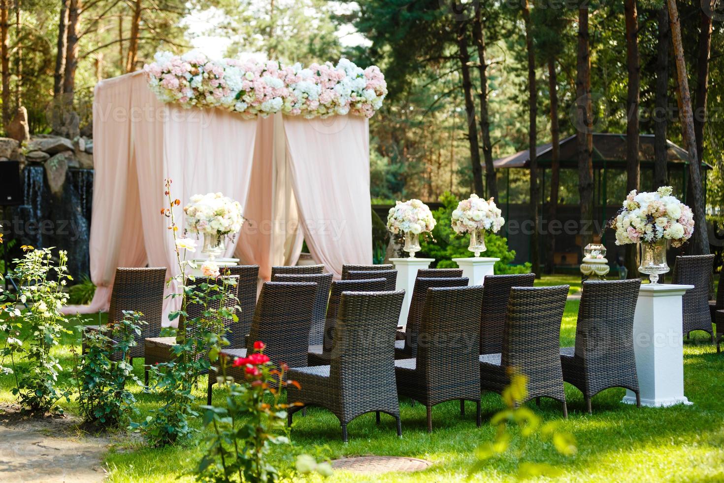 beaux éléments de décoration de conception de cérémonie de mariage avec arche, design floral, fleurs et chaises. photo