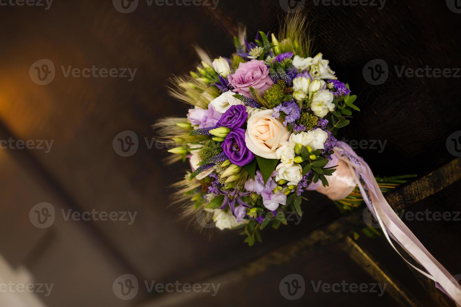 bouquet de mariée dans les tons violets. photo