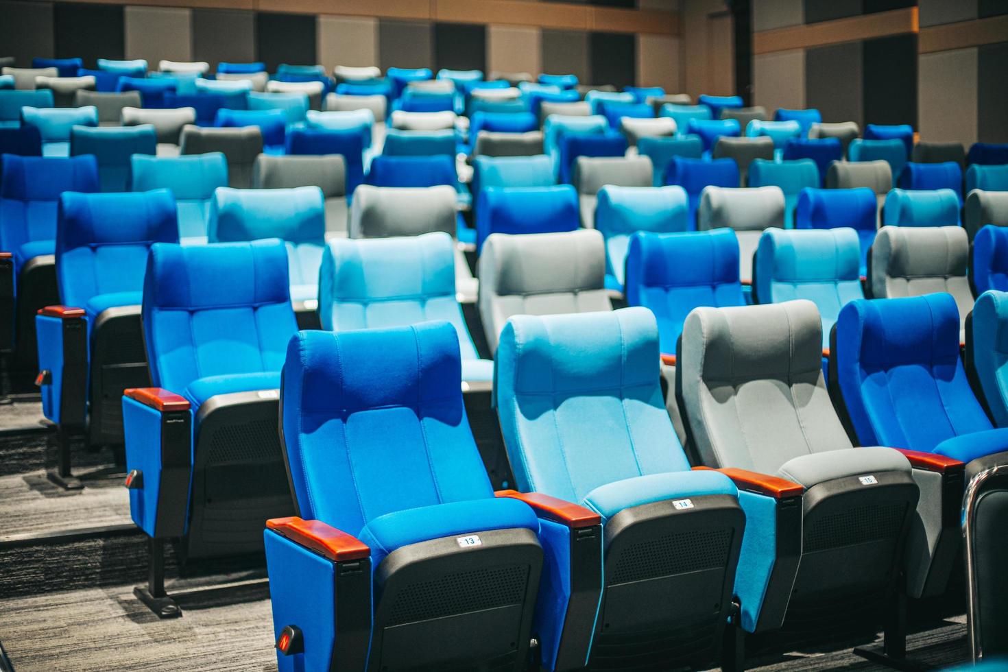 sièges de cinéma bleus vides, chaises. vue de perspective photo