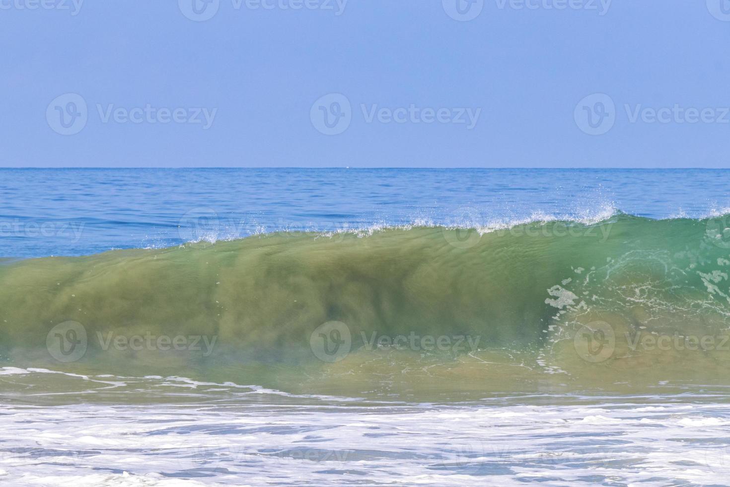 De grosses vagues de surfeurs extrêmement énormes à la plage de puerto escondido au mexique. photo