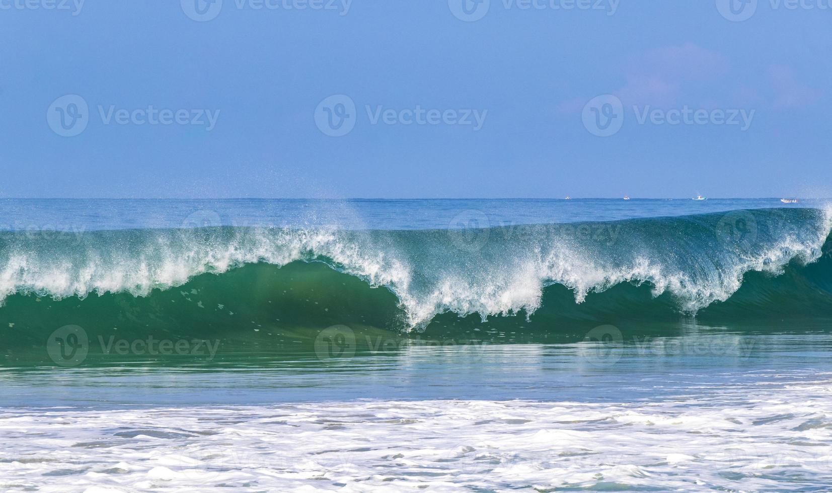 De grosses vagues de surfeurs extrêmement énormes à la plage de puerto escondido au mexique. photo