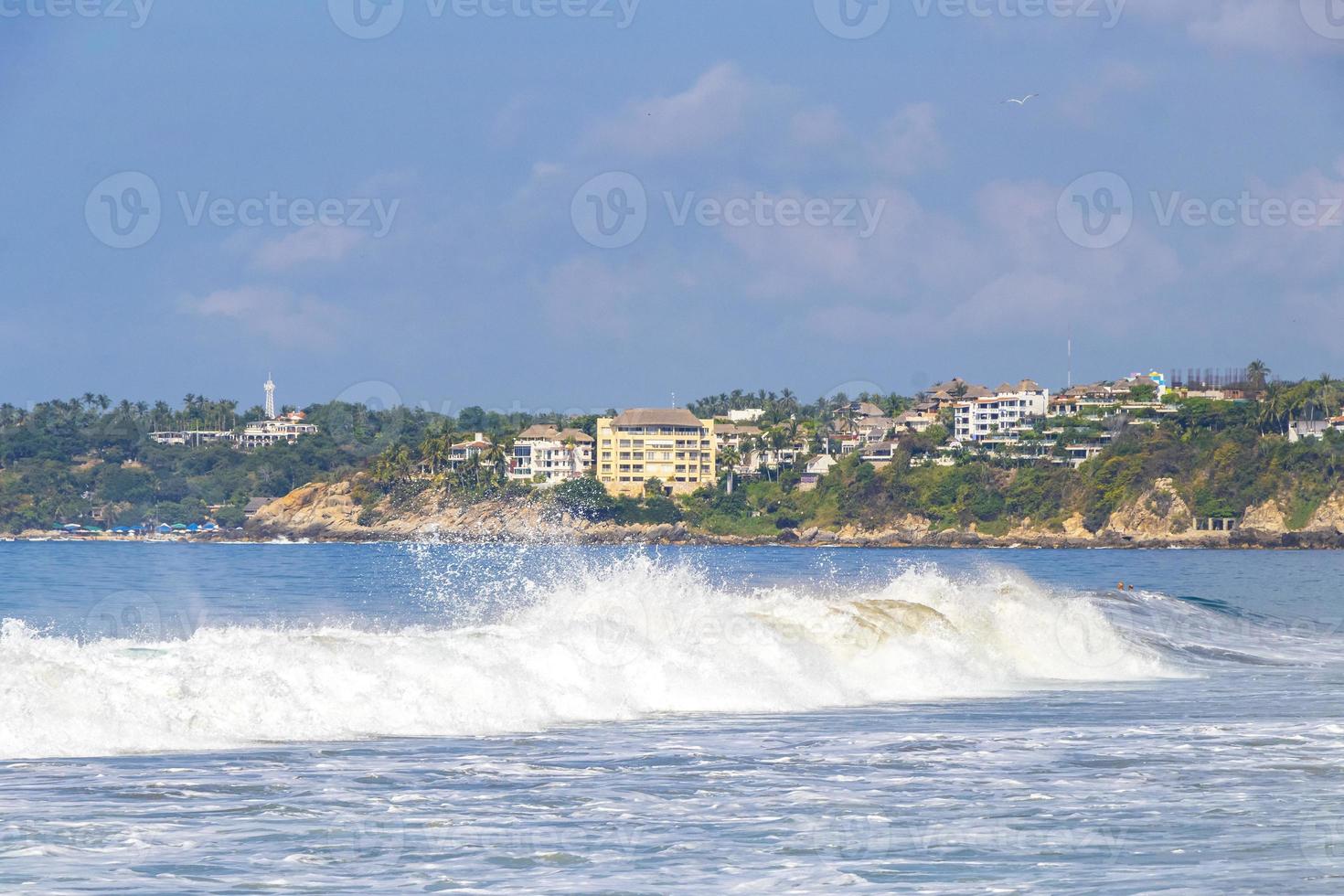 De grosses vagues de surfeurs extrêmement énormes à la plage de puerto escondido au mexique. photo