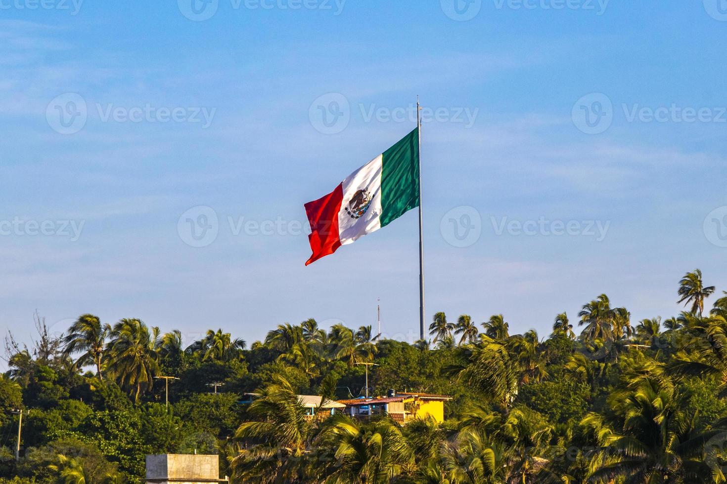 drapeau mexicain vert blanc rouge à zicatela puerto escondido mexique. photo