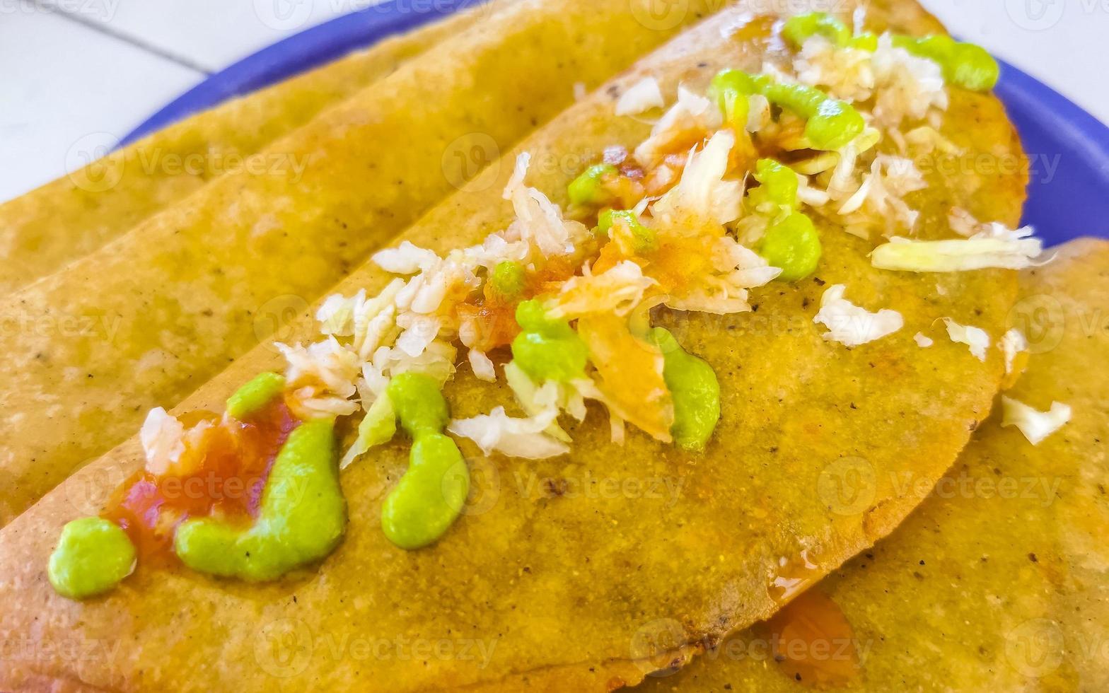 empanada mexicaine sur plaque bleue de playa del carmen mexique. photo