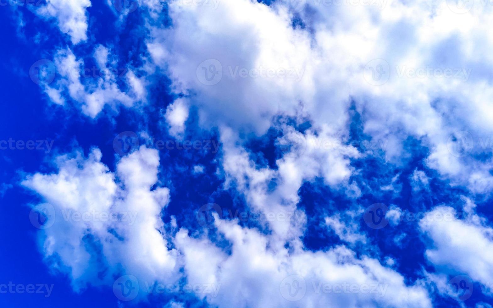 ciel bleu avec de beaux nuages aux beaux jours au mexique. photo