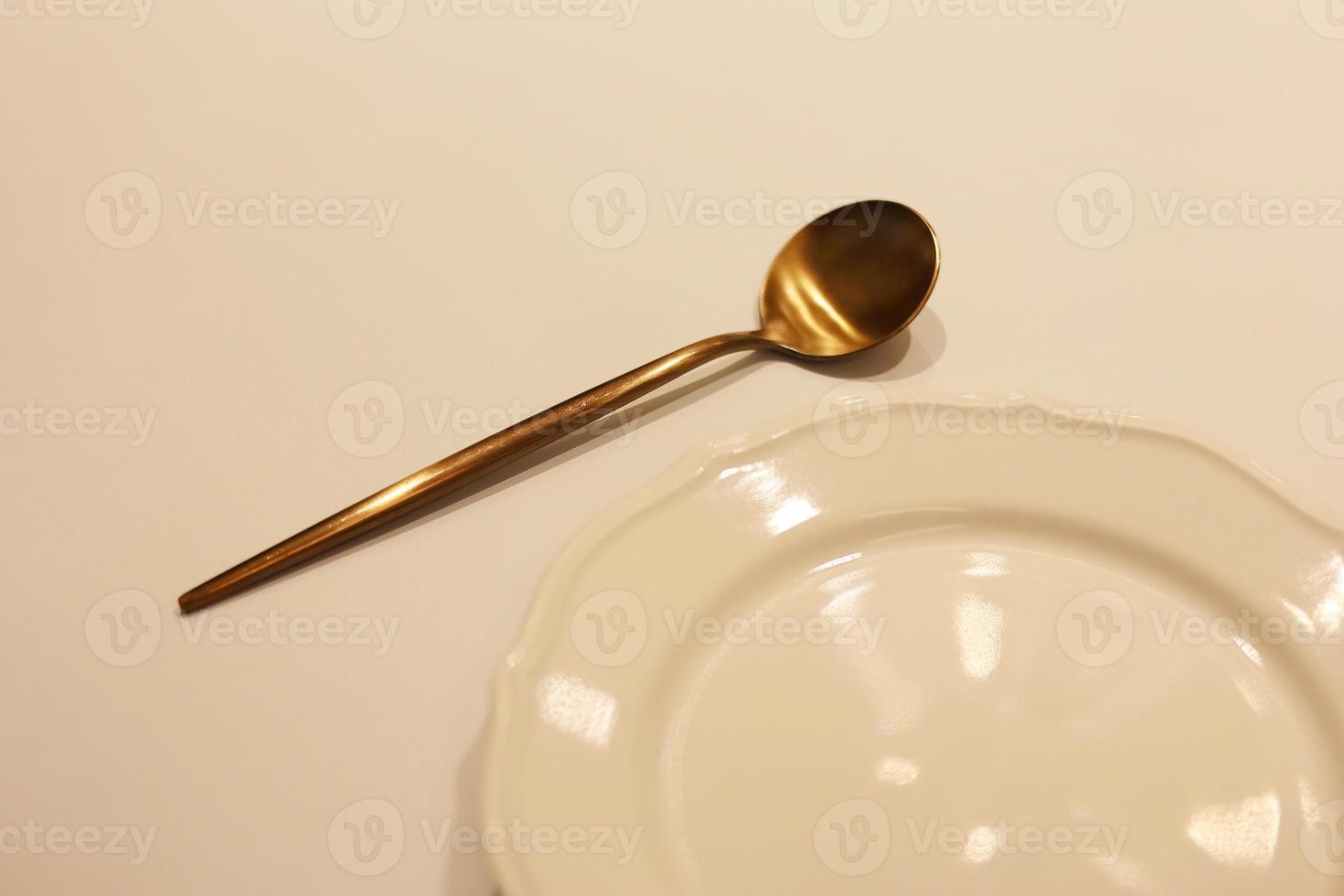 un ensemble de baguettes coréennes en laiton avec un plat blanc vide sur la  table, la baguette sur le plat 17668622 Photo de stock chez Vecteezy