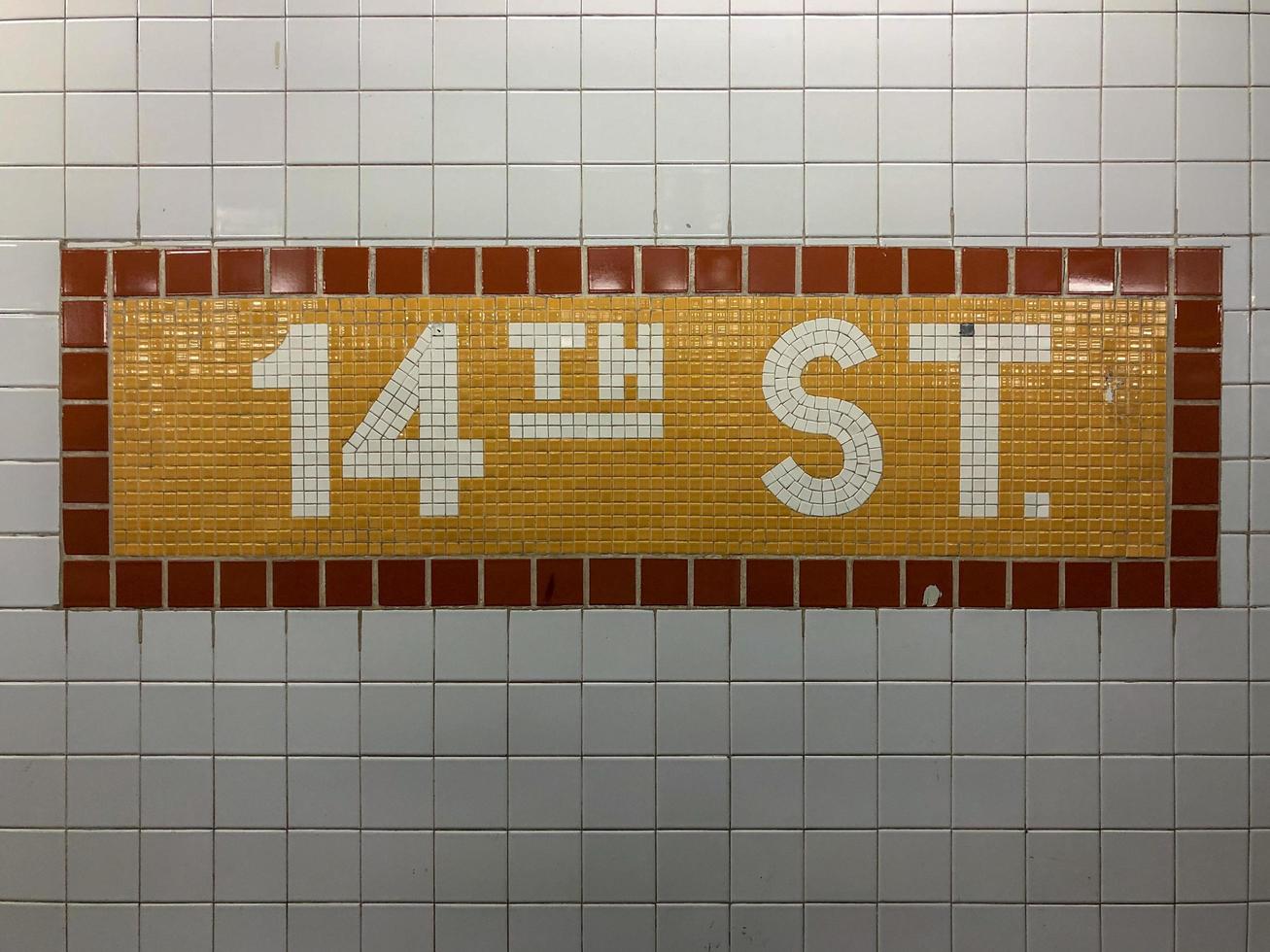 signe pour la station de métro de la 14e rue dans le système de métro de la ville de new york, 2022 photo