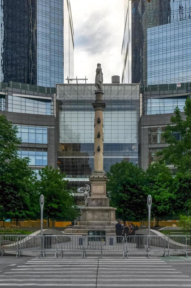 new york city new york 11 juin 2020 des policiers de la ville de new york gardant la statue de columbus dans le cercle de columbus après diverses attaques dans des monuments à travers le pays photo