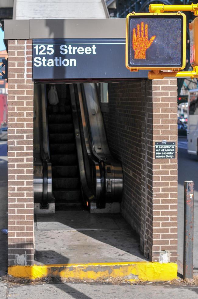 entrée de la station de métro 125th street à harlem new york city photo