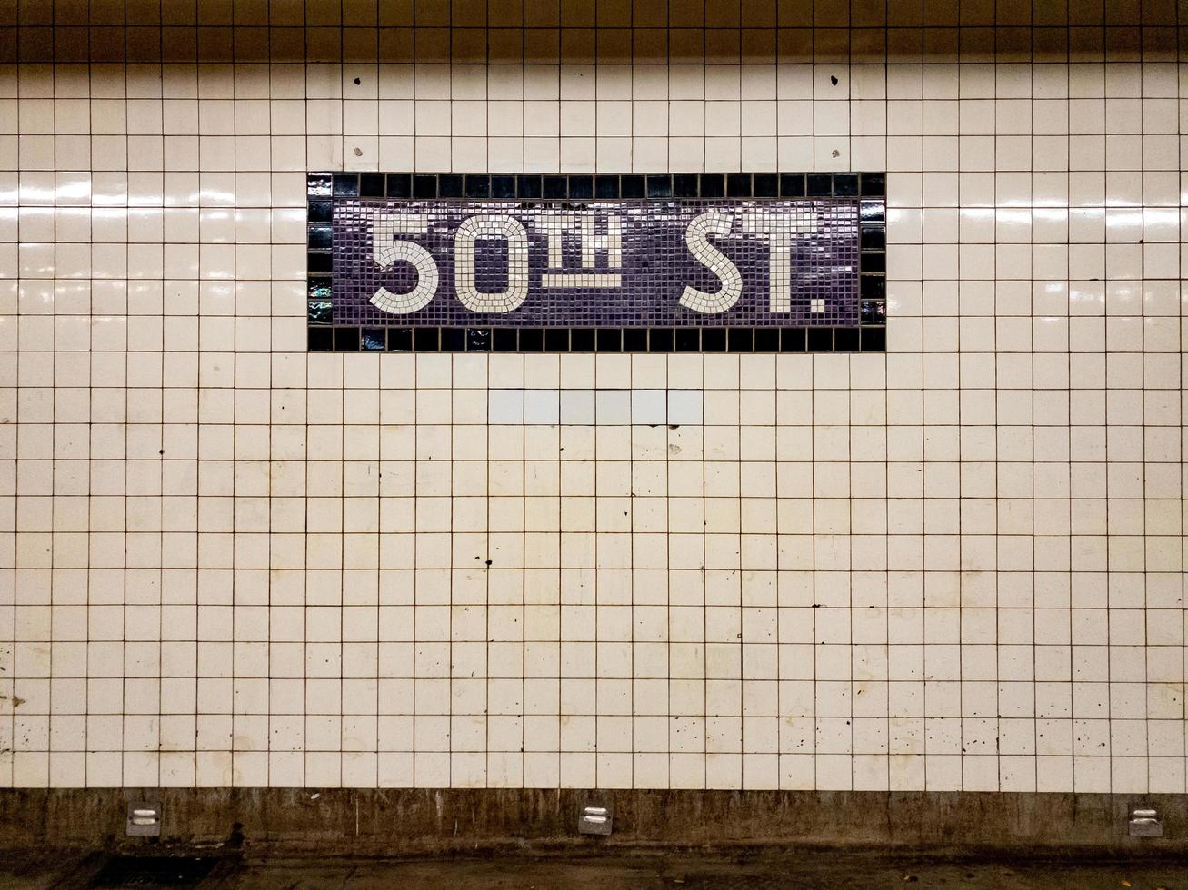 new york city nov 11 2019 50th street new york city station de métro signe sur la 8e avenue photo