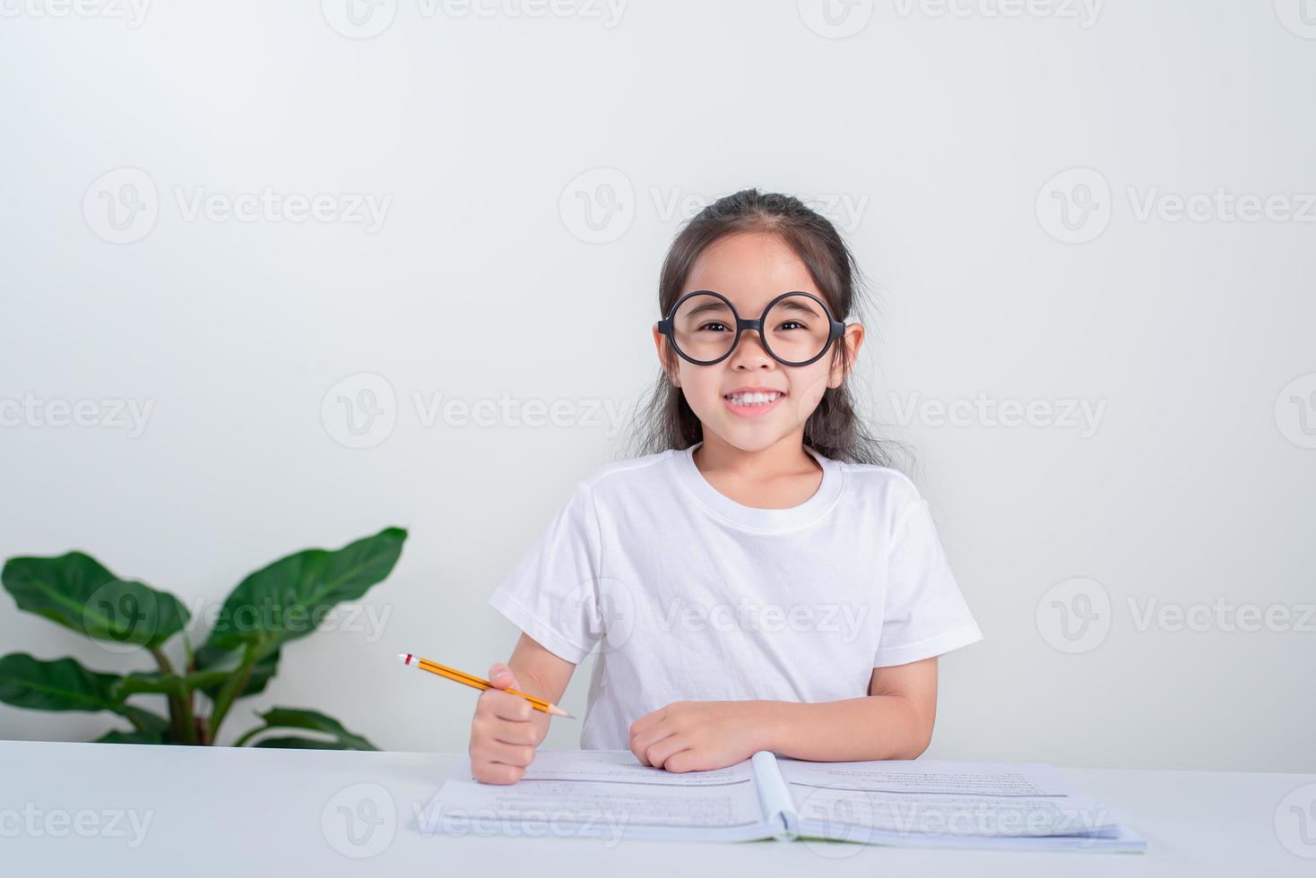 fermer étudiant Faire examen, utilisation crayon à écrire sur papier et  Regardez à réponses sur un autre main à Tricher le test. concept,  malhonnête comportement. éducation évaluation. 23415650 Photo de stock chez