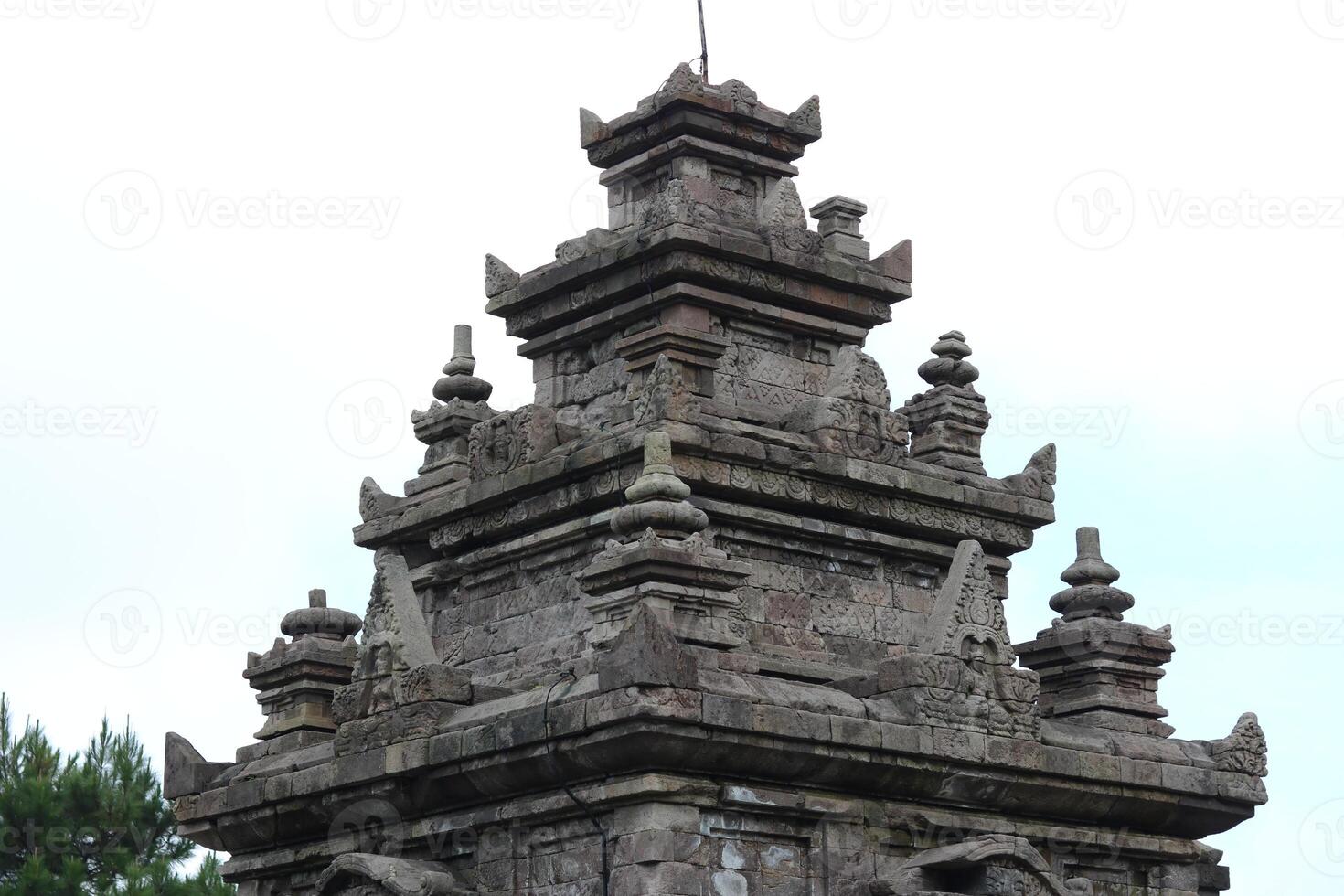 photos du temple gedong songo prises sous plusieurs angles différents. photos de bâtiments anciens et vintage.