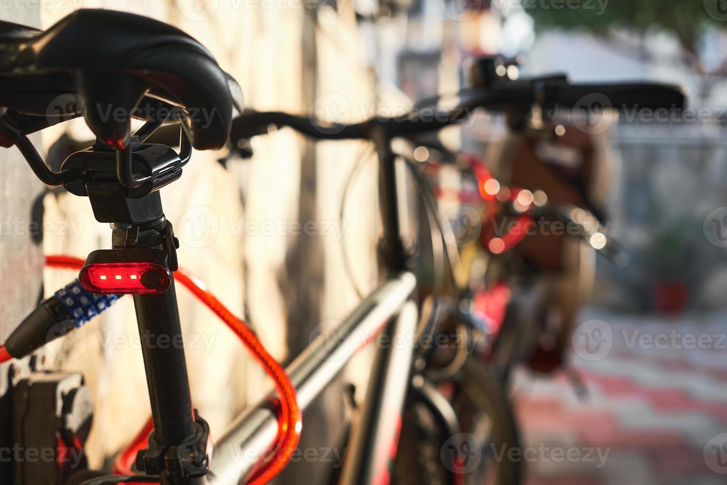 gros plan des détails et de la lumière d'un vélo de ville sportif, mise au point sélective, arrière-plan flou, l'idée d'un mode de vie sportif et sain photo