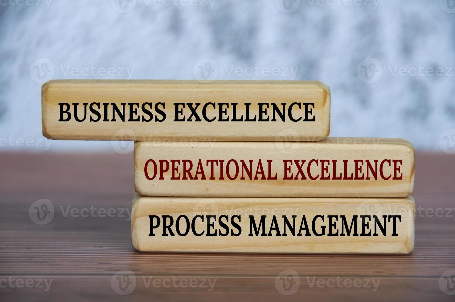 excellence commerciale, excellence opérationnelle et texte de gestion des processus sur des blocs de bois. concept d'excellence opérationnelle et de stratégie d'entreprise photo