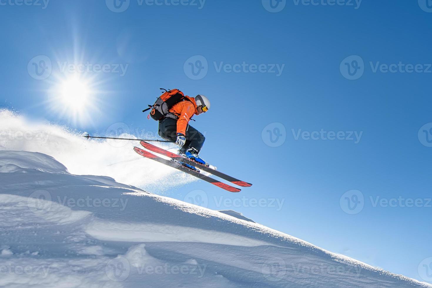 skieur à grande vitesse volant dans le ciel photo