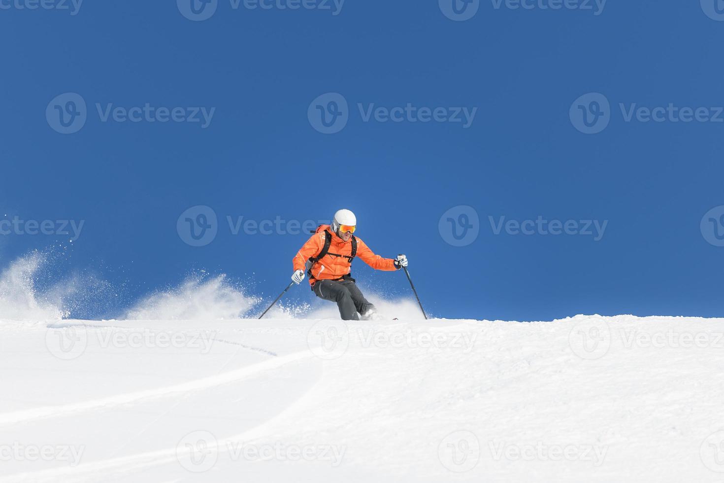 neige vierge fraîche pendant la descente de ski de randonnée photo