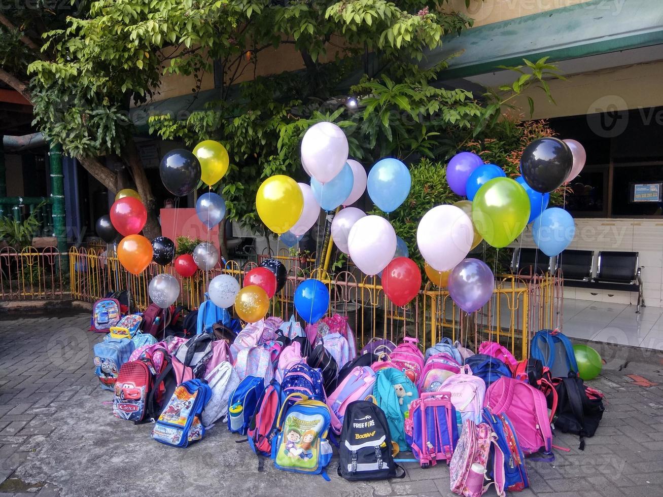 ville de surabaya, java oriental, indonésie, 2022-photo d'une collection de sacs et de ballons de différentes couleurs pour accueillir le jour de l'école photo