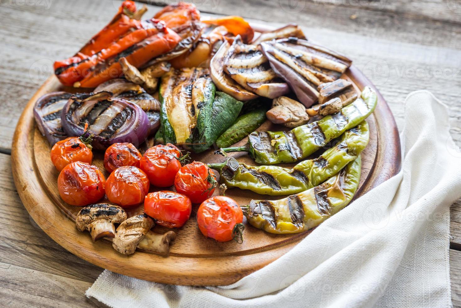 légumes grillés sur la planche de bois photo