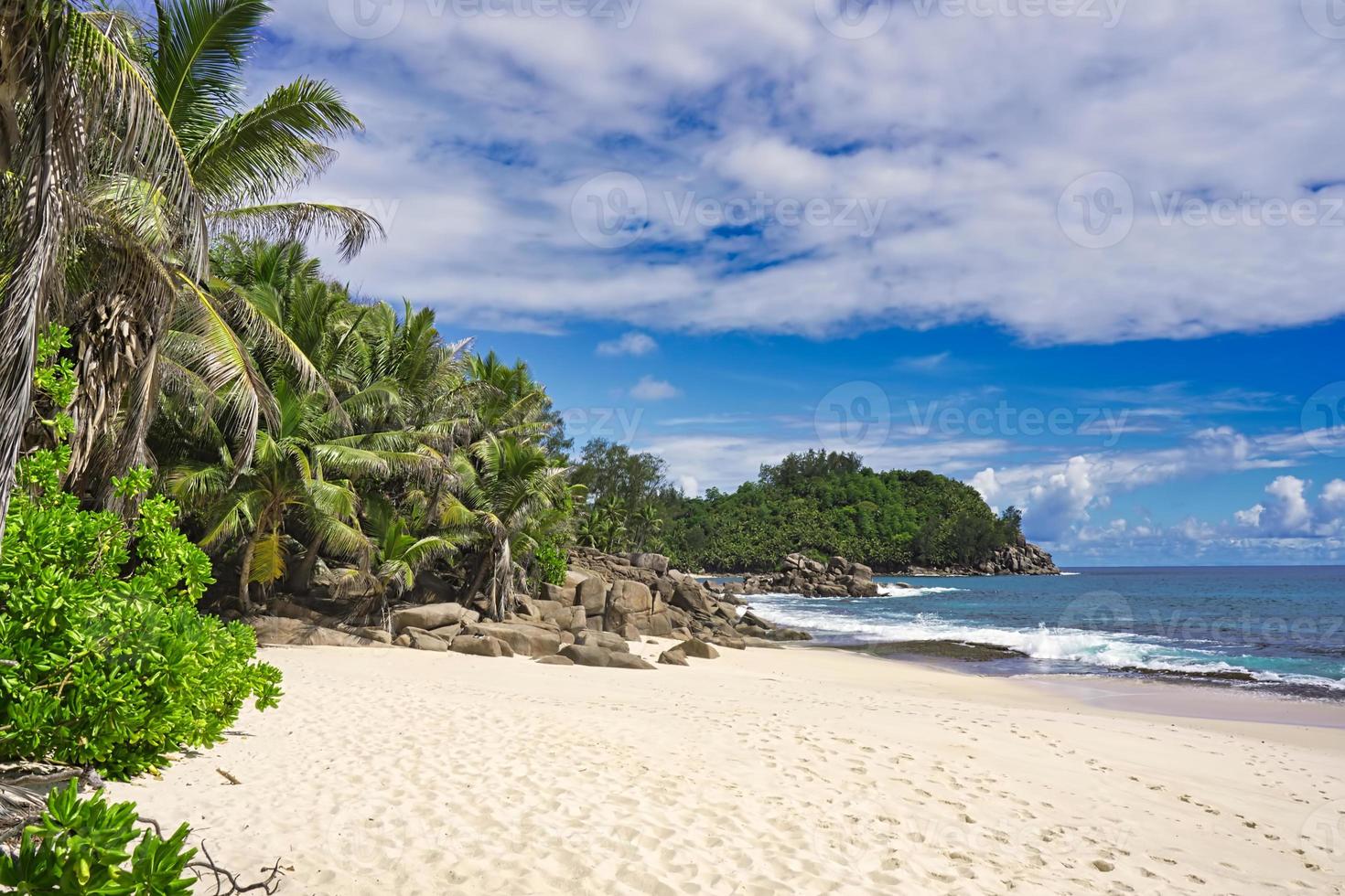 mahe seychelles, dont la plage de sable de plage de corail, plage de sable blanc avec des pierres de granit photo