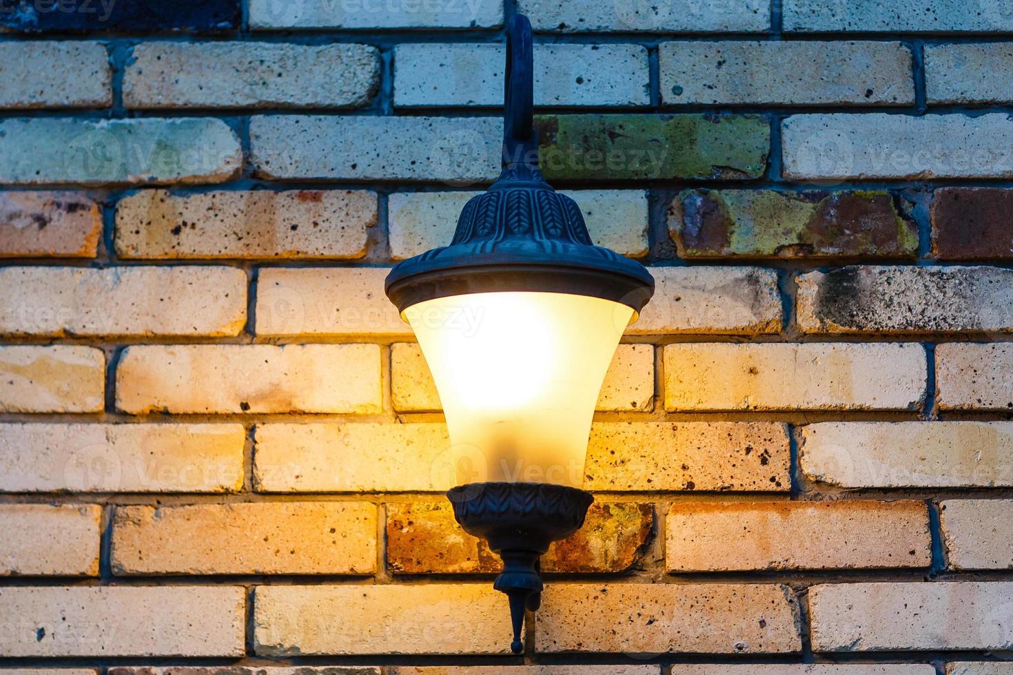 lanterne sur le mur de briques de la vieille ville, flou photo