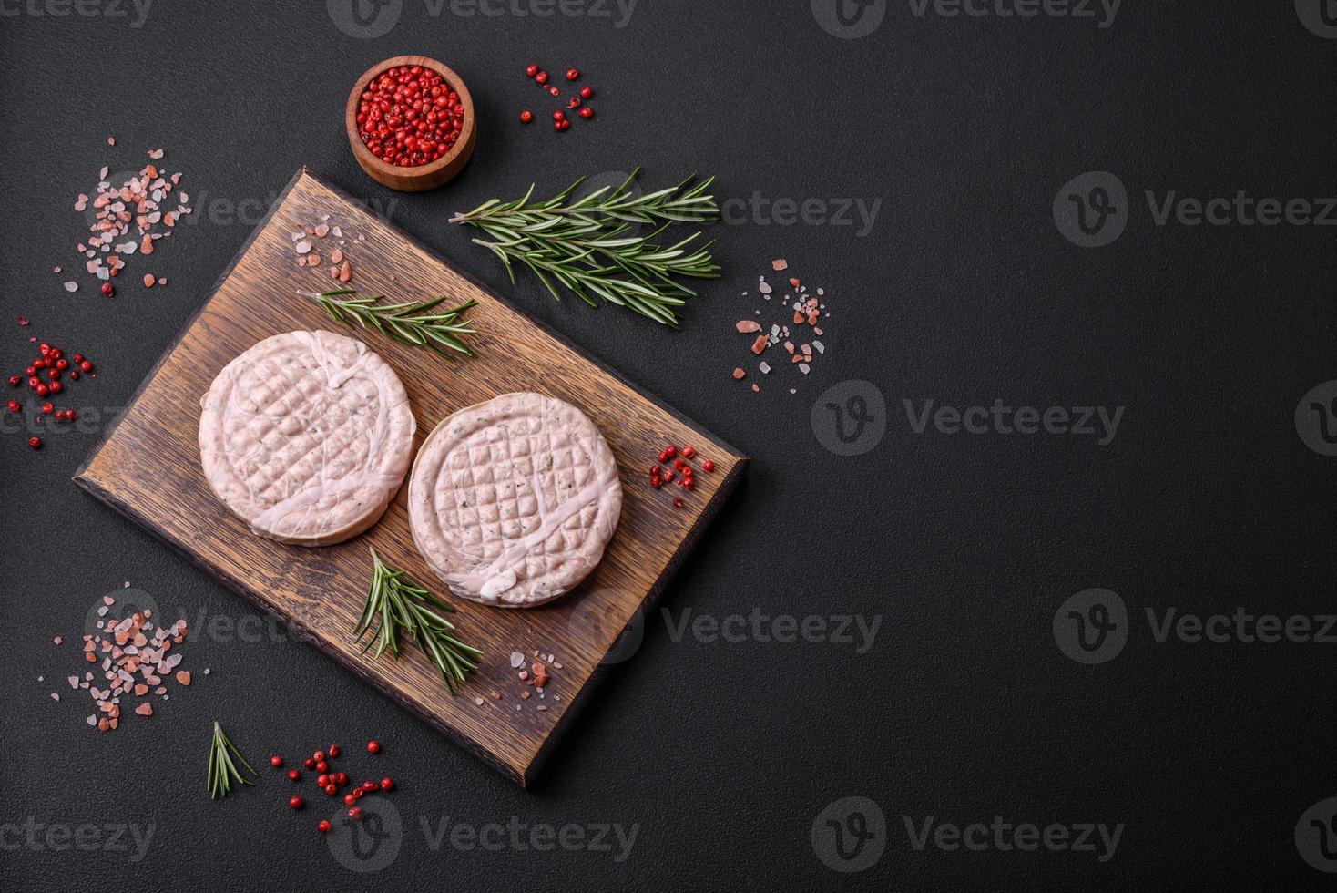 boulettes de viande crue aux épices et aromates ou crepinette photo